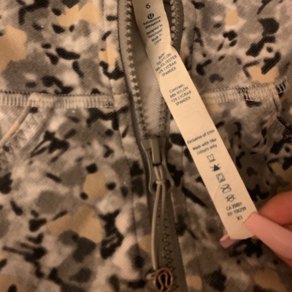Lululemon jacket (rare) - Picture 3 of 4